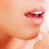 Как лечить обветренные губы в домашних условиях?